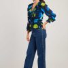 Blouse imprimée col V manches longues FELINE - Image 5