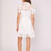 Robe courte en tissu fleuri ajouré PENELOPE - Image 2
